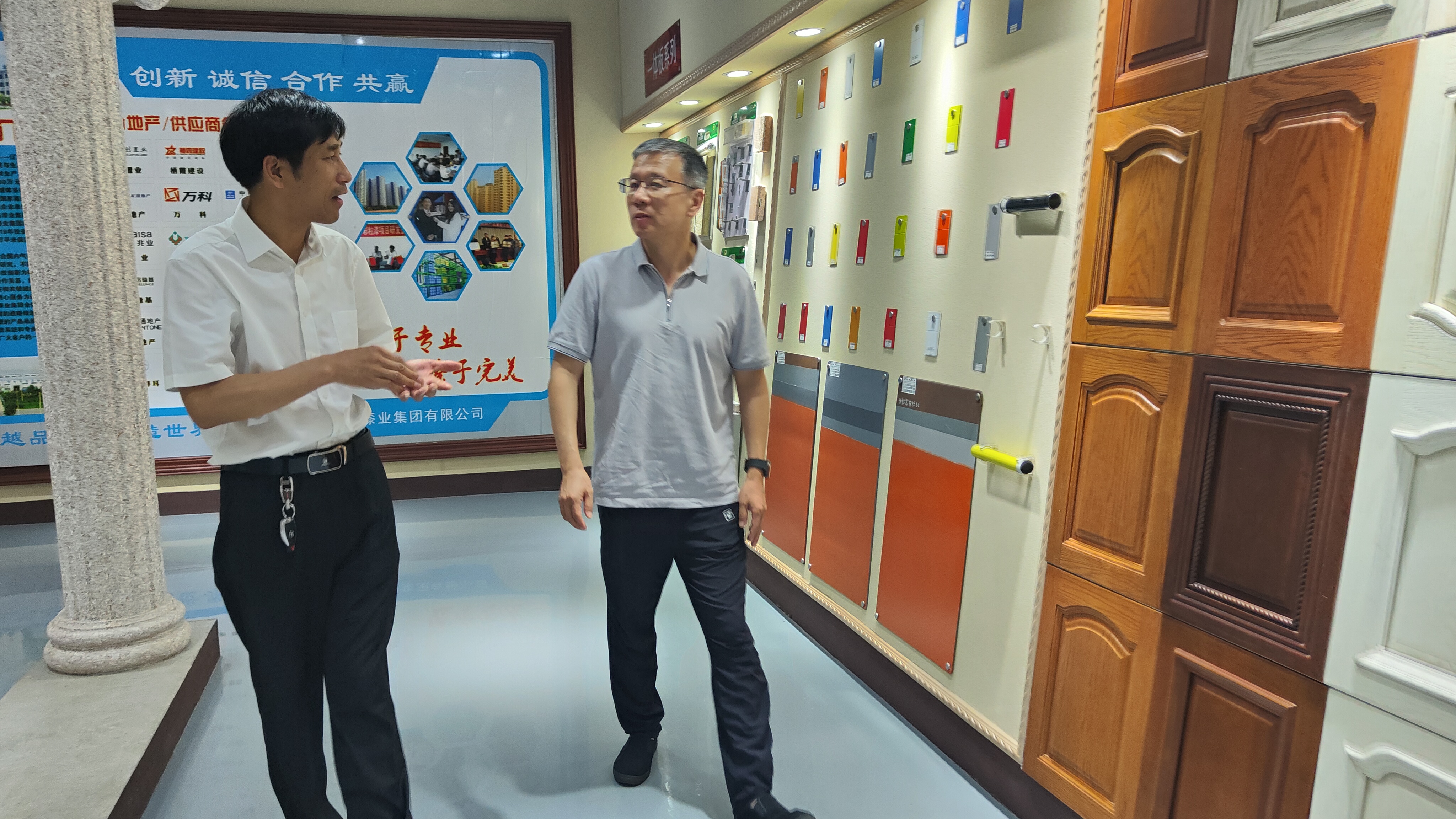 啄木鸟漆业集团 